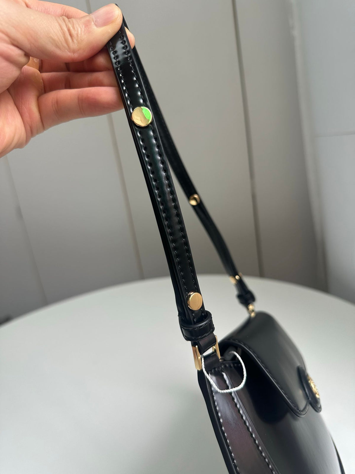 Spring/Summer 163367 Tang Li Bai Qi ROBINSON Small Flip Shoulder Backpack Handbag with Classic and Versatile silhouette, Suitable for daily use, Showcasing Fashion Taste, Adorned with Smooth and Round Edges, Height 18/Length 24/Depth 5cm
