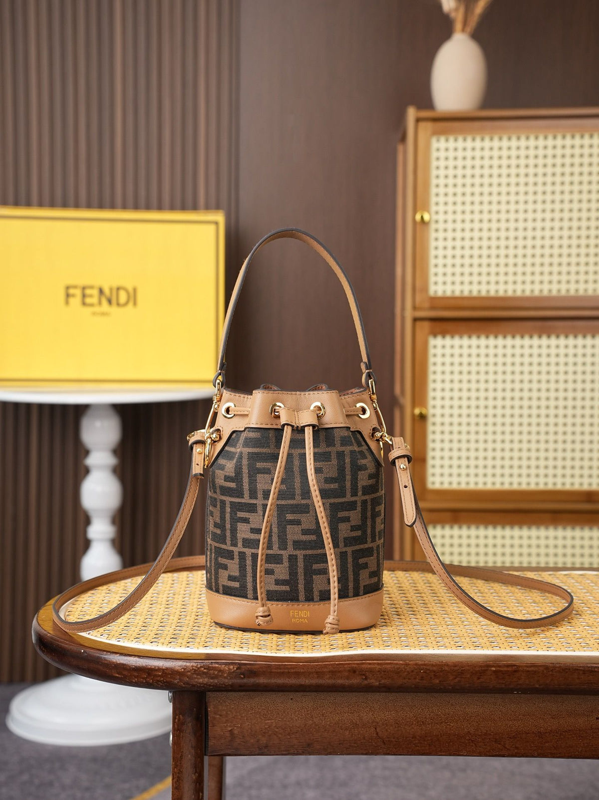 Model 15010, old-fashioned cloth, size 10x12x18cm, Mon Tresor bucket bag, brand new proportion, classic double F fabric paired with calfskin material, can be carried by hand or slung across the shoulder, vintage yet fashionable, practicality and appearanc