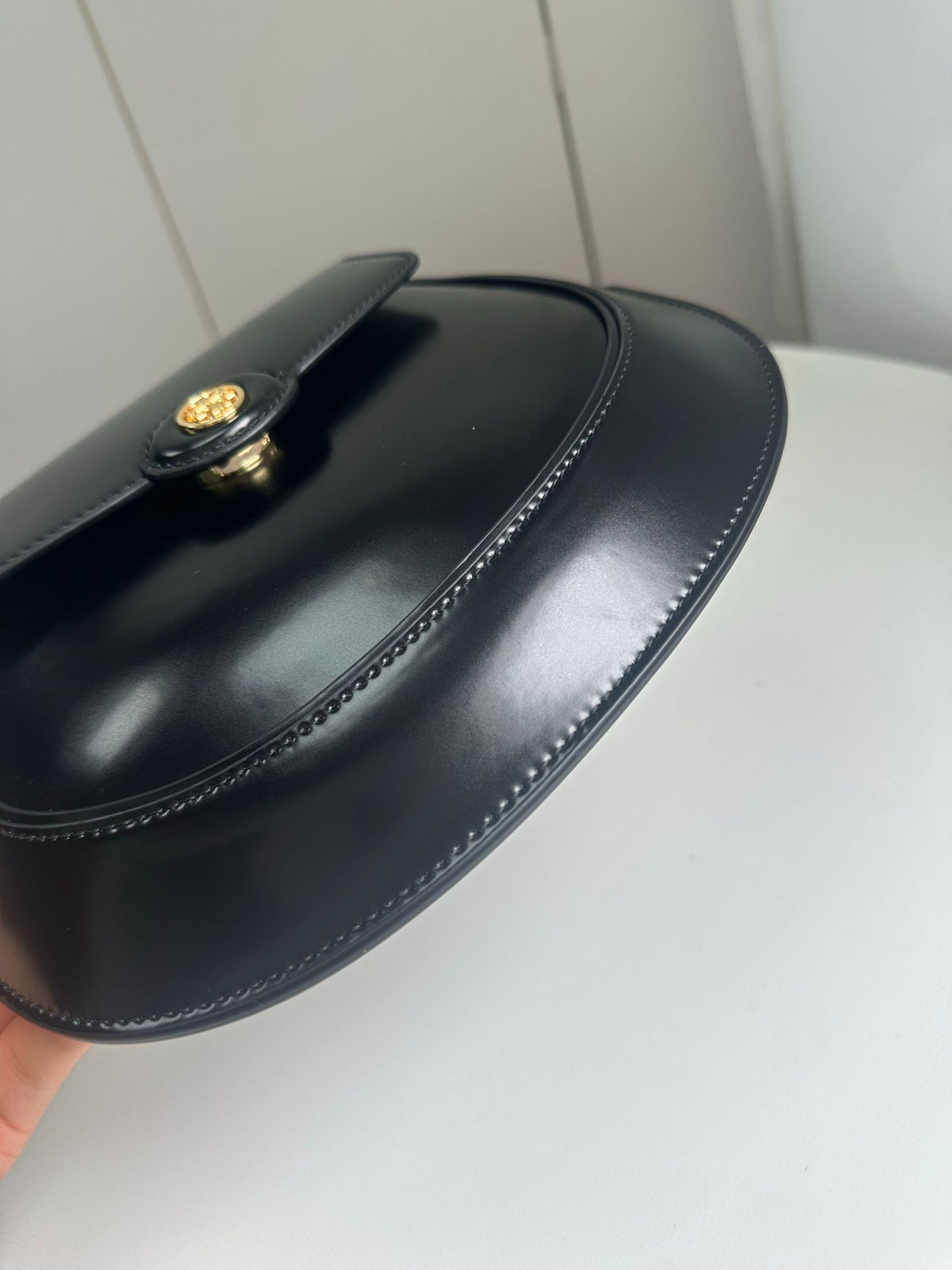 Spring/Summer 163367 Tang Li Bai Qi ROBINSON Small Flip Shoulder Backpack Handbag with Classic and Versatile silhouette, Suitable for daily use, Showcasing Fashion Taste, Adorned with Smooth and Round Edges, Height 18/Length 24/Depth 5cm