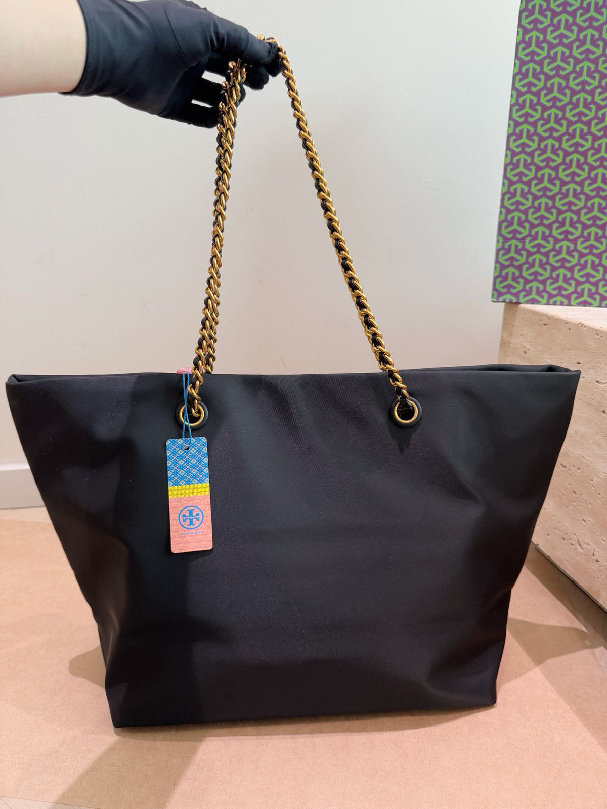 The Tory Burch shopping bag TB is full of classic texture
