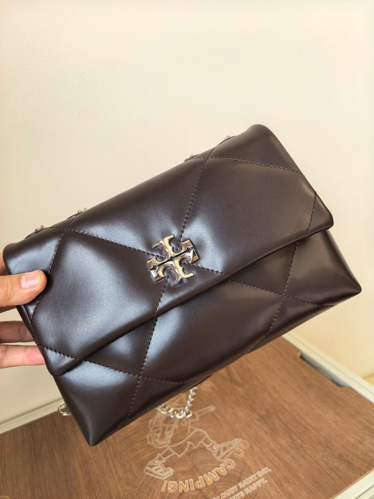 Number 512] This bag is really a bit high-end # niche bag. This Kira chain bag is tailor-made for delicate girls, with a gentle texture in chocolate color as a daily standard. It combines the classic elements of diamond grid pattern and metal chain, which