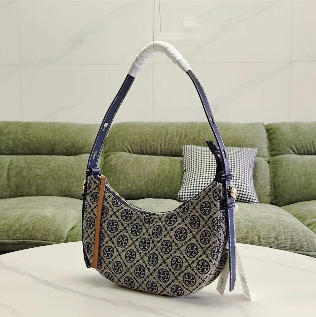 Tory Burch ROMY Denim Crescent Bag Classic T Monogram Jacquard+Retro Denim Denim Blue Fashionable and Versatile Crescent Bag Type Fit Shoulder Line Shoulder Strap Detachable Single Shoulder/Cross Shoulder OK Commuting, Dating, Shopping, Easy to Handle