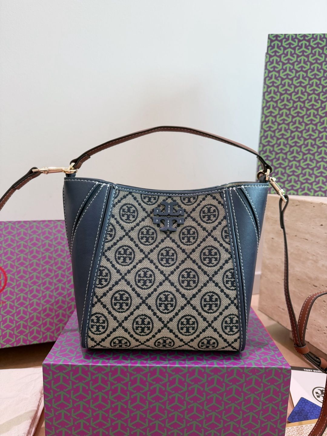 Comes with TORYBURCH TB Bucket Bag Gift Box