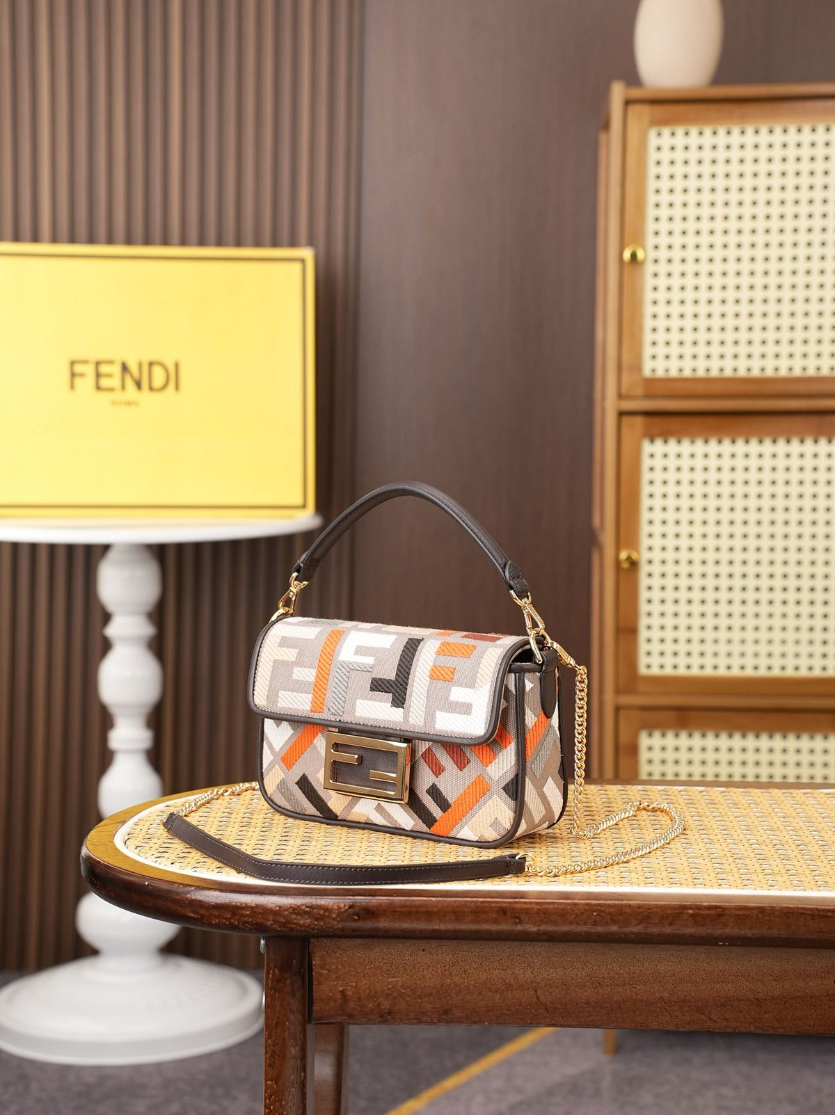 Model 6004, small size 20cm, FENDI's popular classic Baguette, crafted from high-quality canvas with advanced techniques. The entire bag features double FF three-dimensional embroidery, boasting an unparalleled texture. It comes with a detachable shoulder