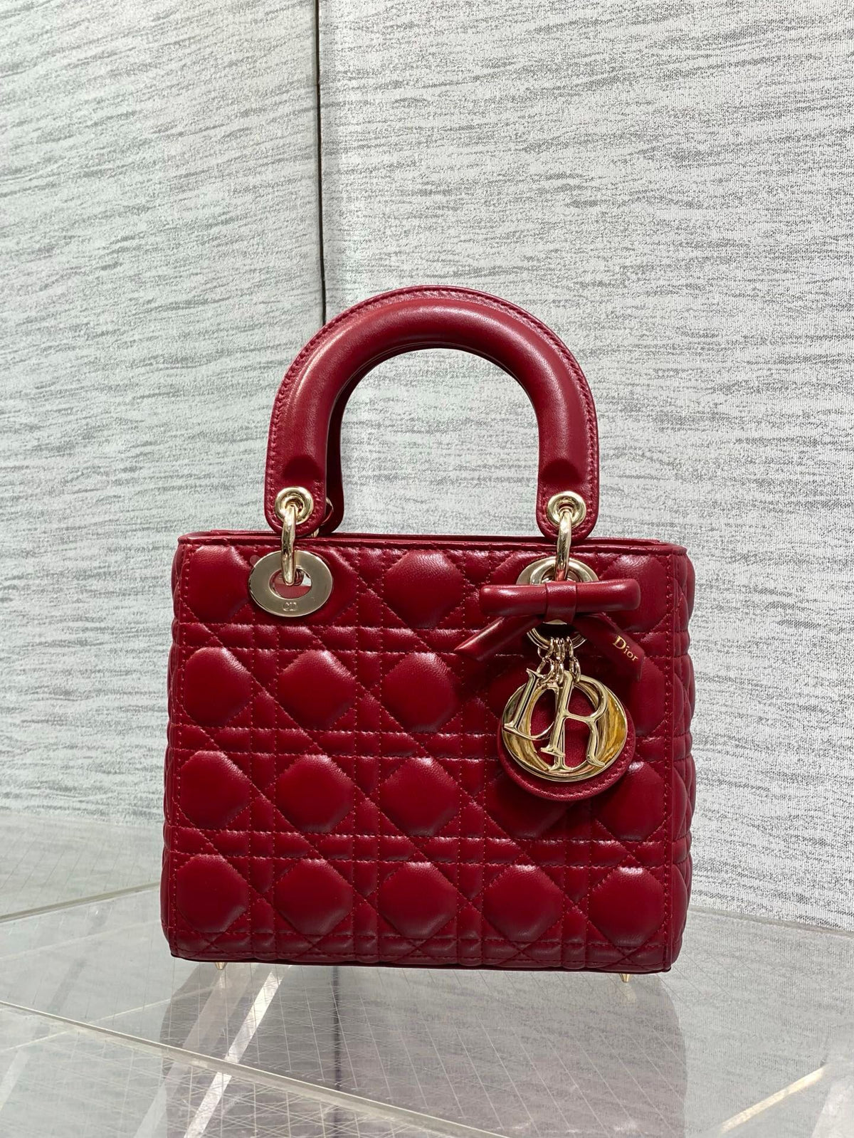 Cherry red ready-made Lady's latest four-lattice bow Diana bag. It is carefully made of lambskin. It is a must-have Princess Diana bag for everyone. It is charming, elegant and full of aura. It is also full of femininity when carried cross-body. Classic