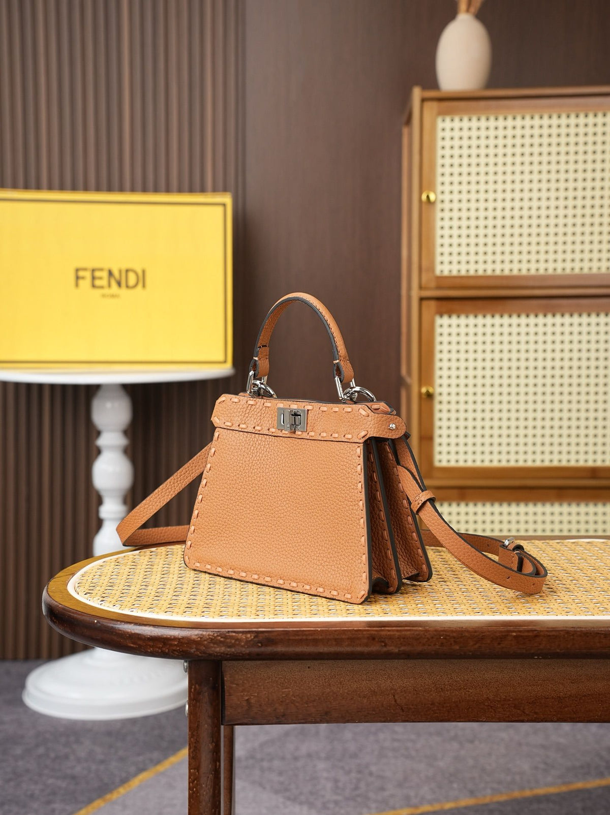 Model 15009 Honey Brown Size 20cm Details Honey Brown Hand sewn Peekaboo ISeeU Medium Handbag Litchi Pattern Calfskin Material with Classic Twisted Lock Soft Nappa Leather Lining on Both Sides Separated by Hard Separations with Buckle Internal Pocket