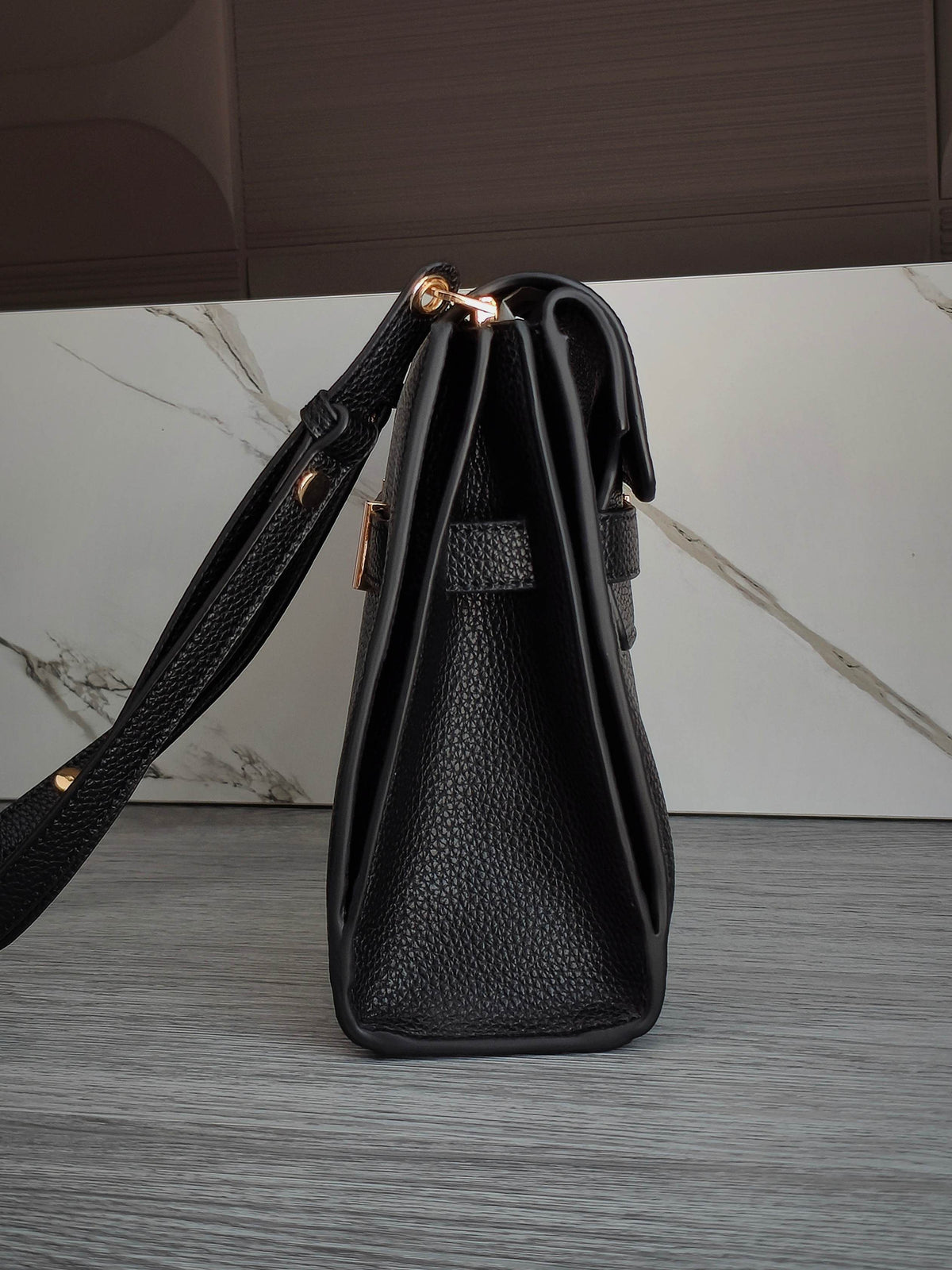 The new 240 Tory Burch Radziwill series medium-sized shoulder bag is made of lychee patterned cowhide leather, which is delicate and durable, and becomes more shiny with use. The bag shape is simple and atmospheric, inspired by the Kelly bag