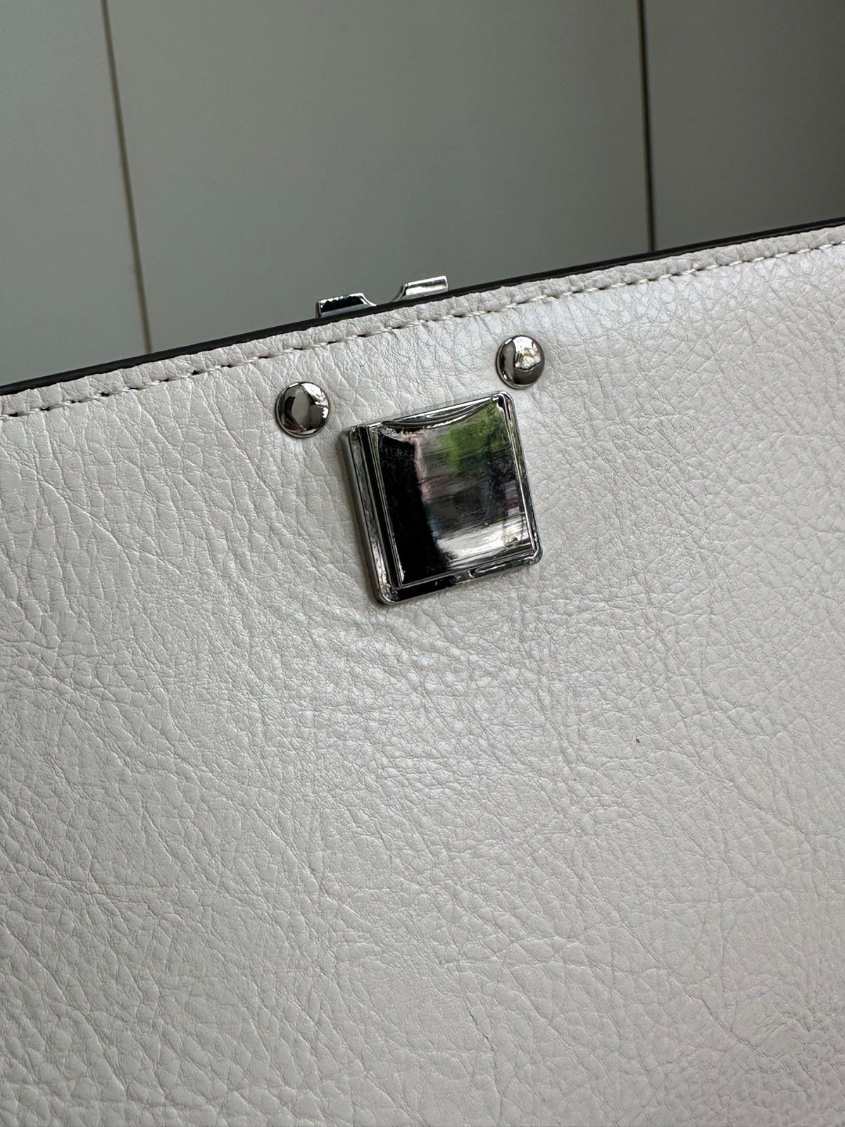 Number 1519 Tory Burch new model, you really understand girls, right? The diamond grid pattern comes with a gentle filter, and the silver chain adds a touch of sharpness. The back is effortless and exquisite. It can be worn all year round. White moonlight