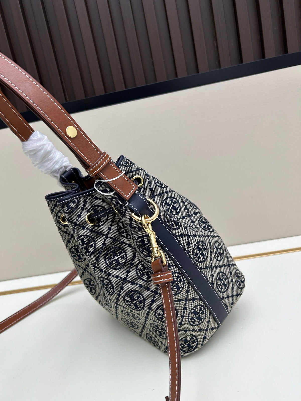 Batch 350 new medium-sized bucket bag TORY BURCH T MONOGRAM vintage jacquard crossbody bucket bag size 17.9x21.2x11.7cm