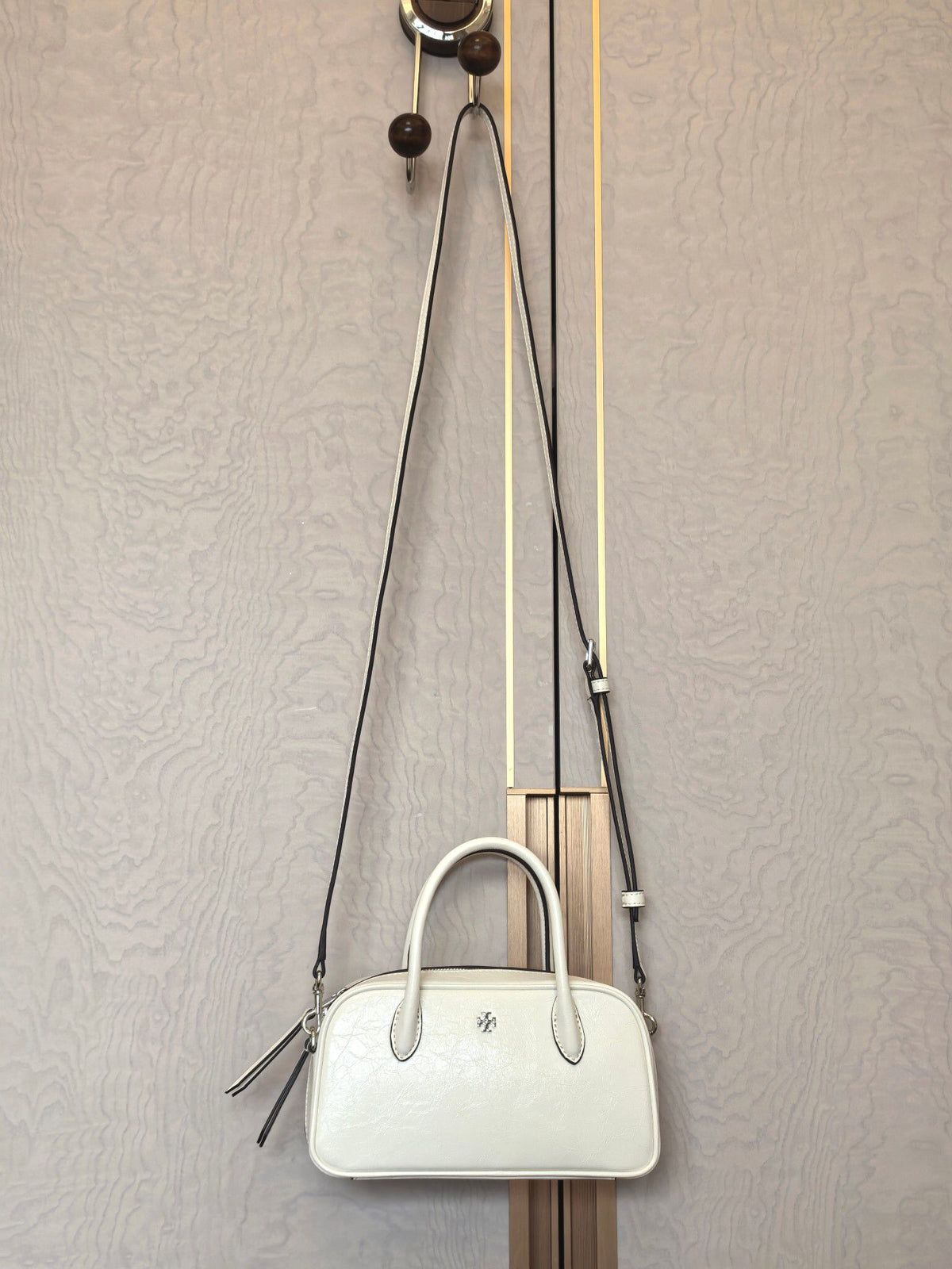 The TORY BURCH ROMY TEXTURED MINI BOX CROSSBODY Mini Bowling Bag Small square bag is versatile, round and shaped, portable, cross body, commuting and dating can carry leather, oil resistant wax cow leather itself is relatively wear-resistant, and it is