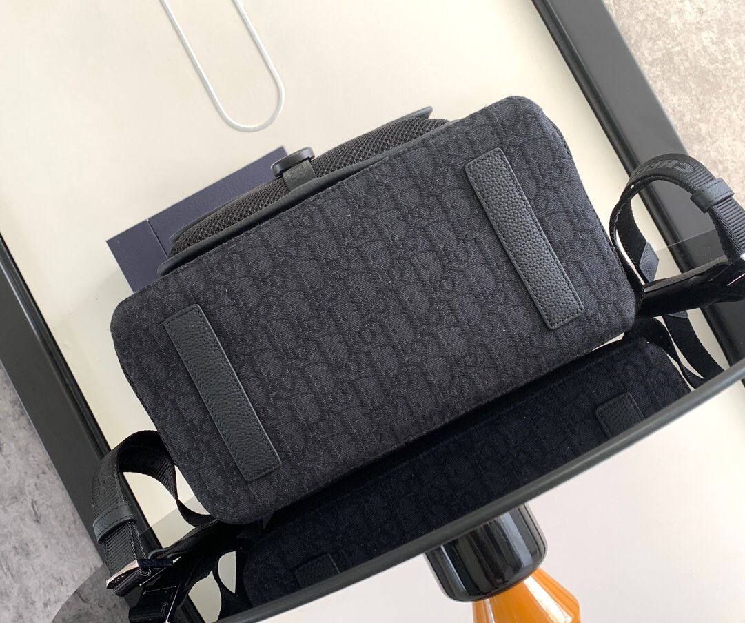 This Dior 8 backpack is a new addition to the Spring 2024 collection. The stylish and modern design adds a touch of elegance. Crafted with black Oblique print. Features a spacious main compartment that can store a variety of daily necessities. It has a
