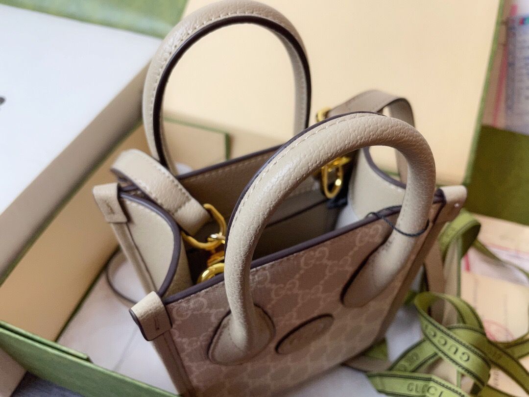 The highest version of the original factory top of the line original single with a full set of packaging Gucci bag GG Retro mini tote exploded. This mini tote is very fortunate to be the first one on the whole network to get this bag. It is completely