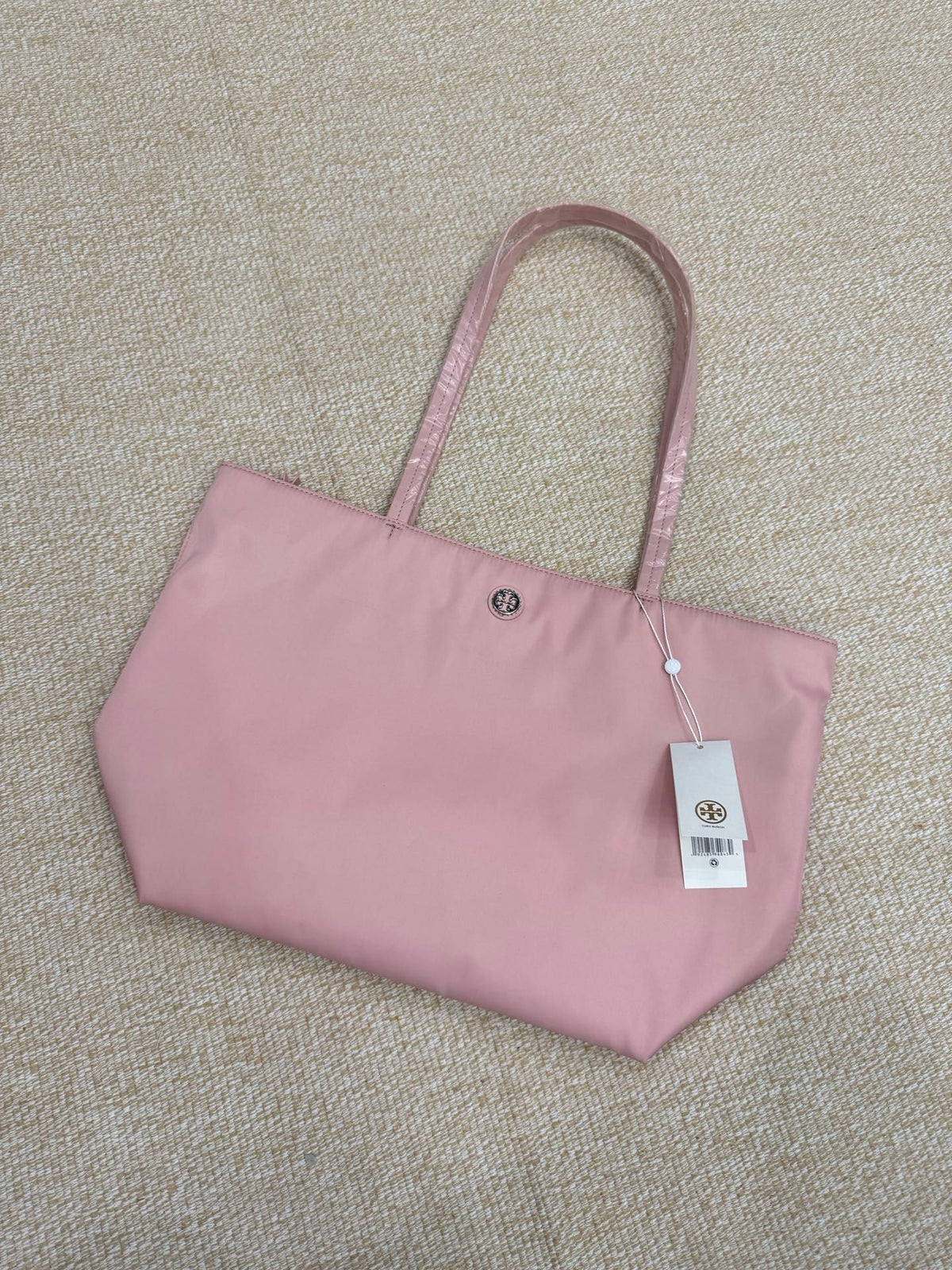 A gentle and pink bag shape in spring, paired with a lightweight nylon tote bag and a large capacity suitable for commuting. The underarm bag is the preferred choice for casual outings, with a soft texture and gentle color tone that adds a touch of freshn