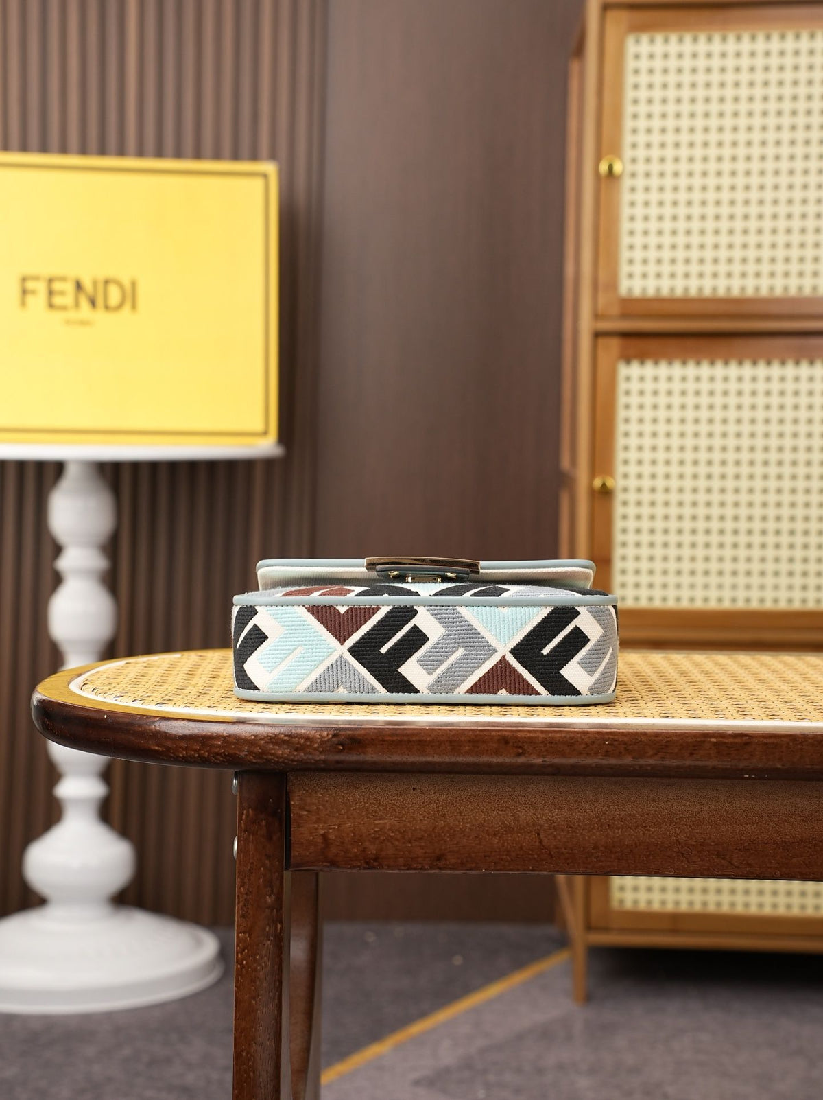 Model 6004, small size 20cm, FENDI's popular classic Baguette, crafted from high-quality canvas with advanced techniques. The entire bag features double FF three-dimensional embroidery, boasting an unparalleled texture. It comes with a detachable shoulder