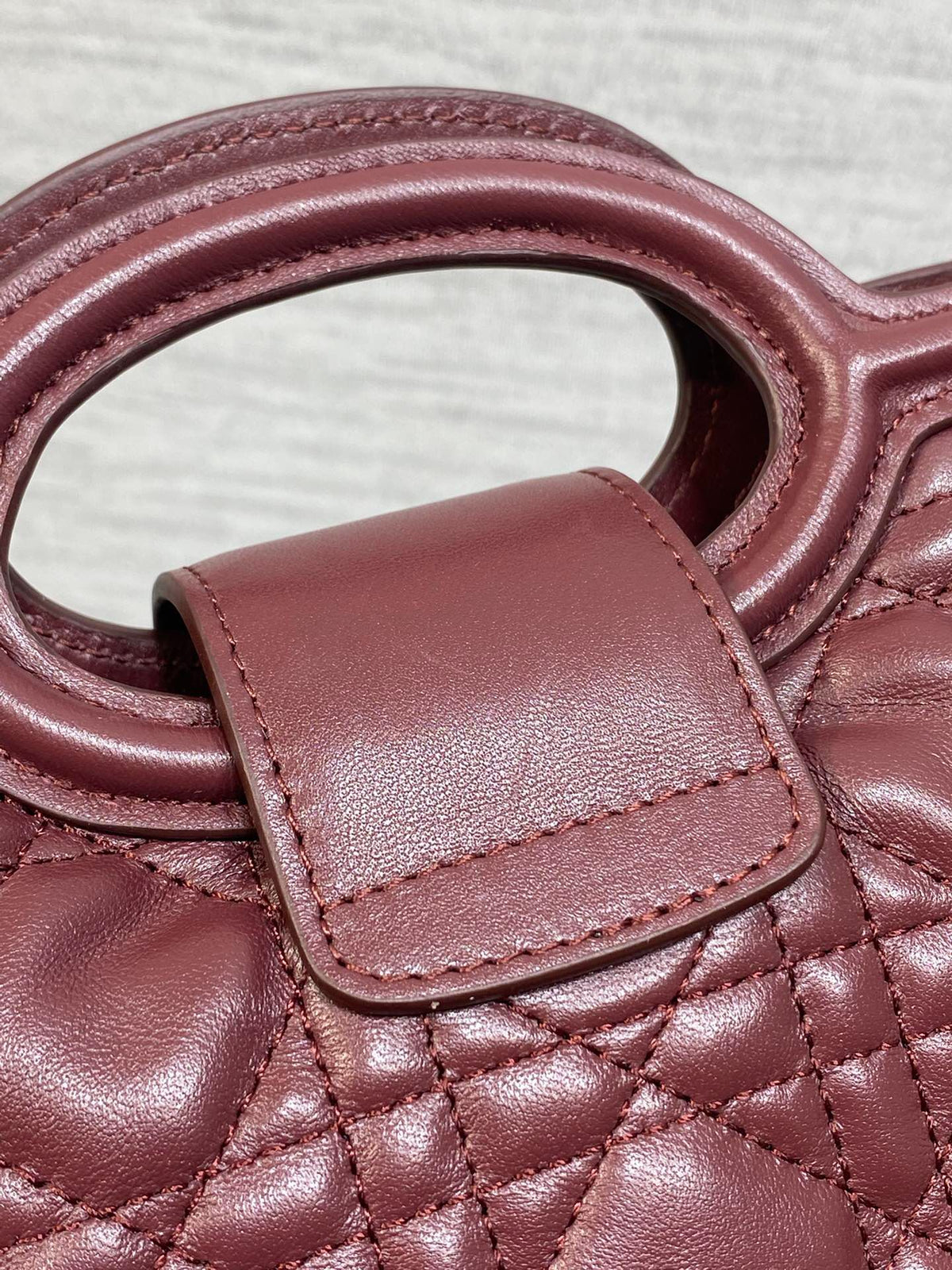Jolie Top Handle Mini I have no resistance to this kind of exquisite small bag. Carrying a large bag is too tiring. I really like this compact model. It is small, but it can be stuffed with tissues when going out. The best thing is that it can be carried