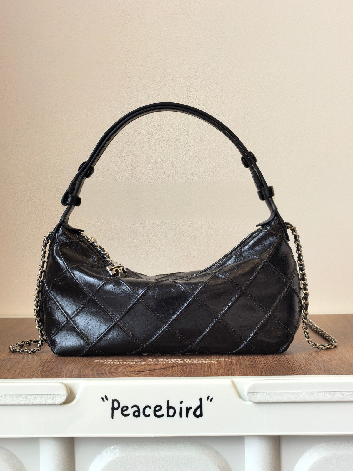 Number 754TB Oil Wax Leather Lunch Box Bag New Product Too Beautiful and Shiny Oil Wax Leather Comes with Retro Vintage Gloss, Black Silver Giant Display, Noble and Random Wrinkle Texture, The Back Has More Texture, Classic Large Diamond Grid Quilted