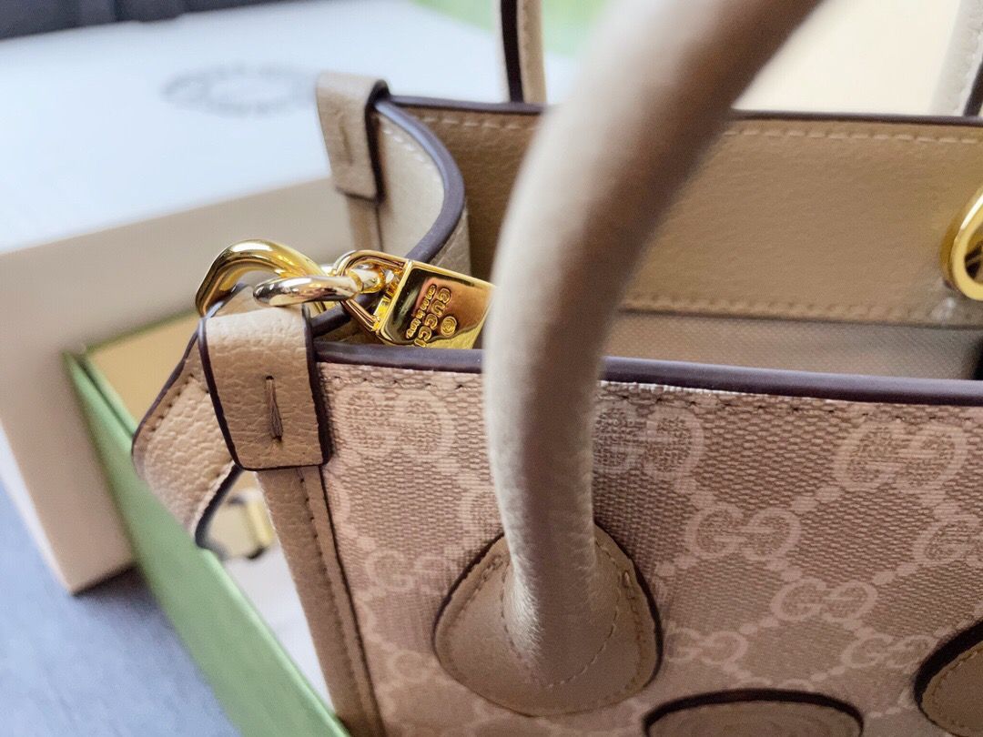 The highest version of the original factory top of the line original single with a full set of packaging Gucci bag GG Retro mini tote exploded. This mini tote is very fortunate to be the first one on the whole network to get this bag. It is completely