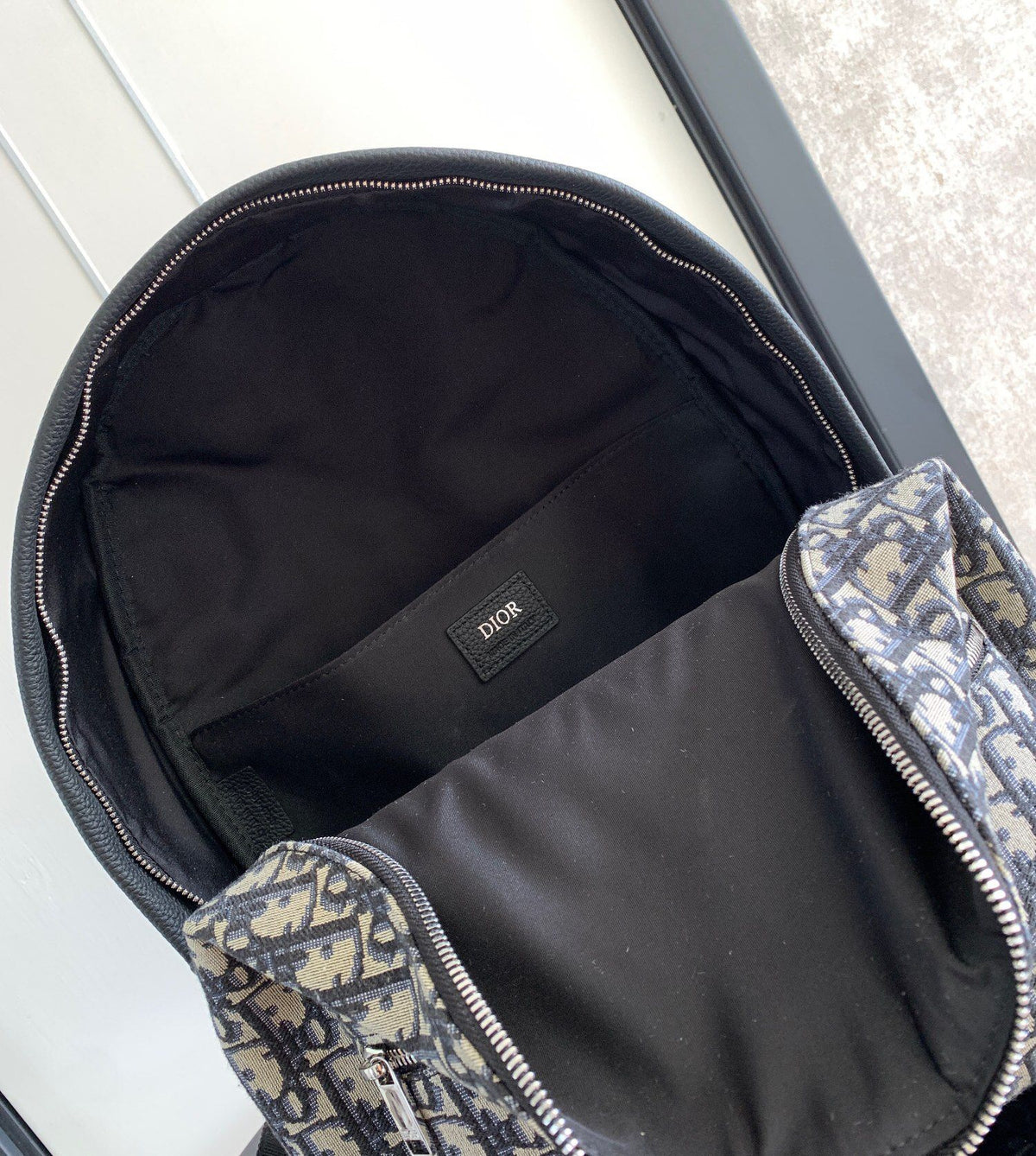 Large white steel label Top original order This Rider backpack has a simple silhouette. The classic college style is full of vitality. Fashionable and modern. Carefully crafted from beige and black jacquard fabrics. Decorated with Oblique print. Continuin