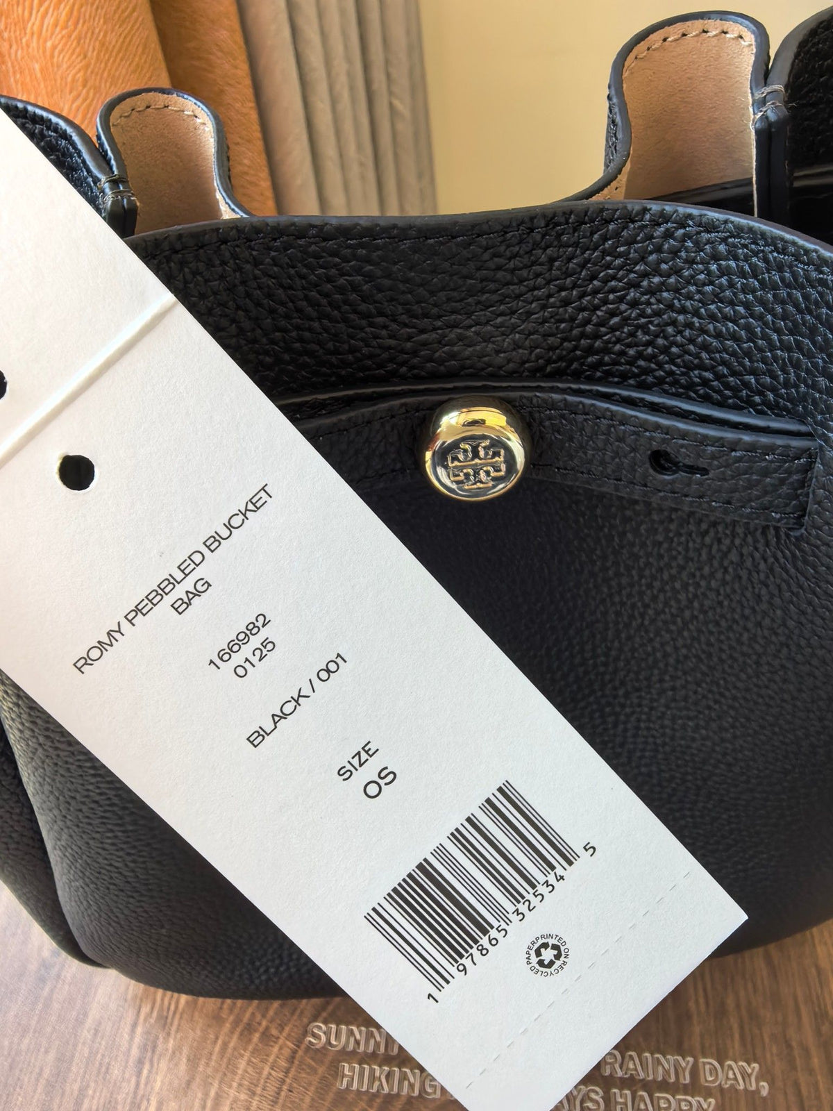 Toryburch's brand new drawstring shopping tote bag with serial number 923 ROMY is a portable crossbody bucket bag made of delicate and thick cowhide material with a soft waist contour. It is the ultimate daily handbag with light weight and spacious interi