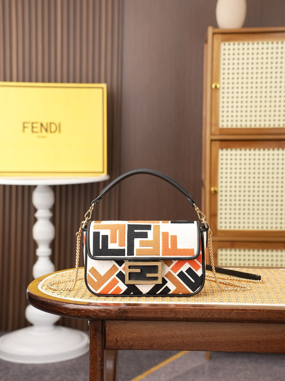 Model 6004, small size 20cm, FENDI's popular classic Baguette, crafted from high-quality canvas with advanced techniques. The entire bag features double FF three-dimensional embroidery, boasting an unparalleled texture. It comes with a detachable shoulder