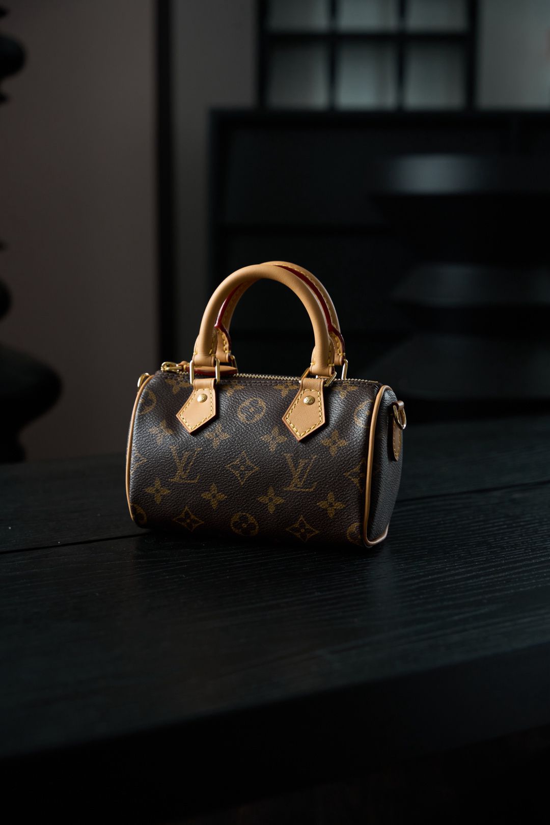 M81085 new mini pillow, made of all-steel and original diamond-patterned aged fabric, with all-steel vacuum-plated hardware. This model is not a chip version, and it still adopts the internal code system, which is absent. Any pillow with a chip is not