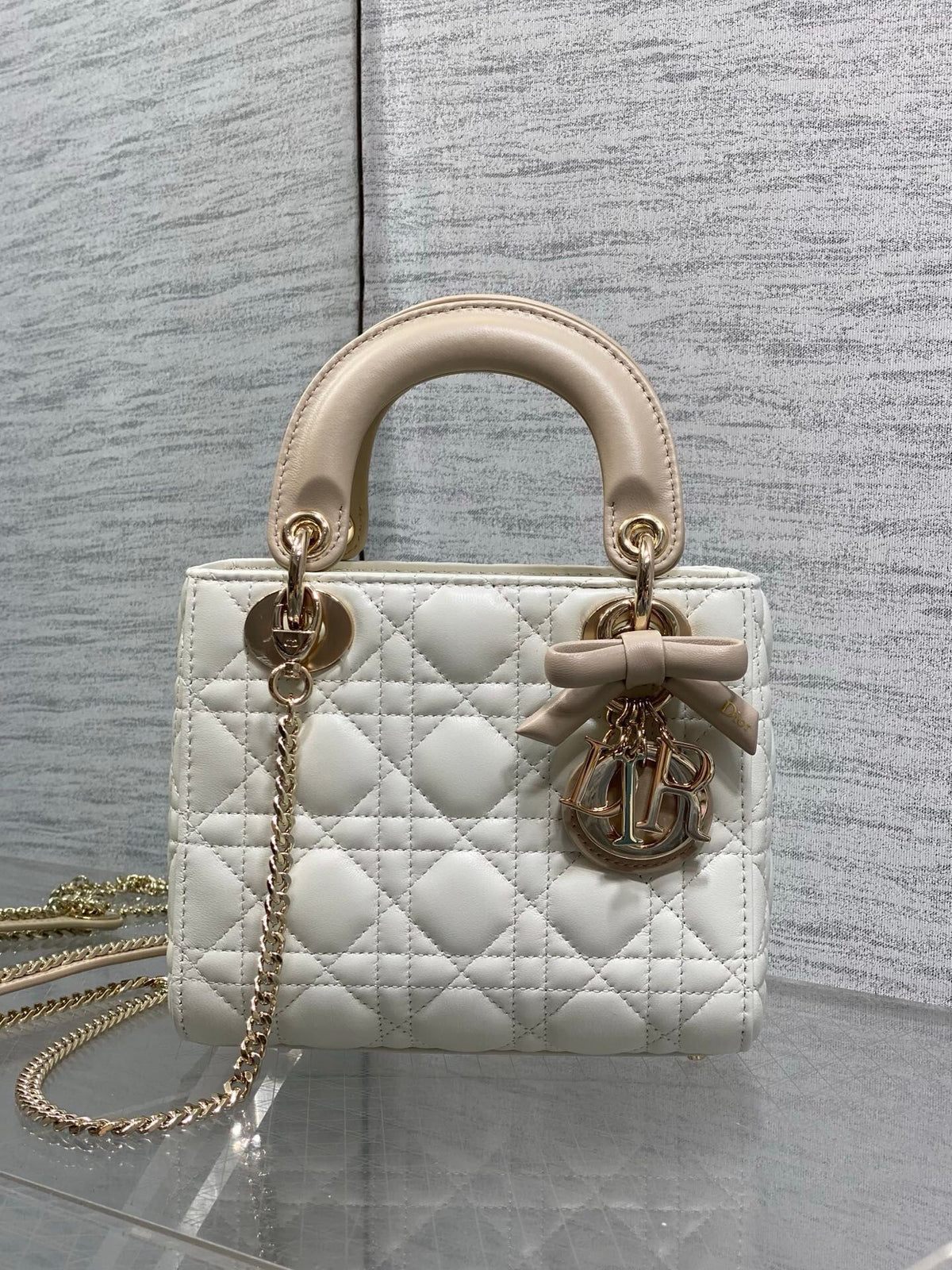 Classic Lady's latest bow-tie Princess Diana bag. A must-have three-compartment bag for everyone. Charming, elegant and full of aura. It is also full of femininity when carried cross-body. Classic fashion style. This beautiful bag is available on Instagra