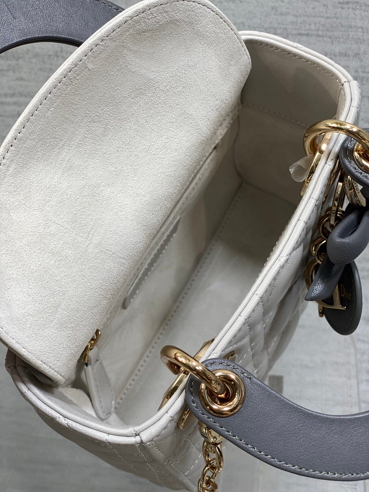 The Lady three-compartment bow bag is a must-have three-compartment bag for everyone. It is charming, elegant and full of aura. It is also full of femininity when carried cross-body. Classic fashion style. This beautiful bag is available on Instagram