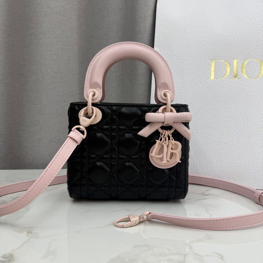 Three compartments in black and pink are in stock. Classic Lady's latest bow-tie Princess Diana bag. A must-have three compartment bag for everyone. Charming, elegant and full of aura. It is also full of femininity when carried cross-body. Classic fashion