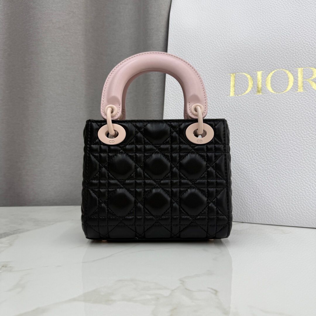 Three compartments in black and pink are in stock. Classic Lady's latest bow-tie Princess Diana bag. A must-have three compartment bag for everyone. Charming, elegant and full of aura. It is also full of femininity when carried cross-body. Classic fashion