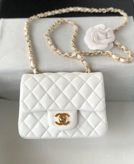 Fang Fatzi Mini 17cm CF has a very feminine elegance and inherits classics. It is listed as the historical sales champion and is an indispensable piece in every pink fan’s wardrobe. 17cm650 Sheepskin
