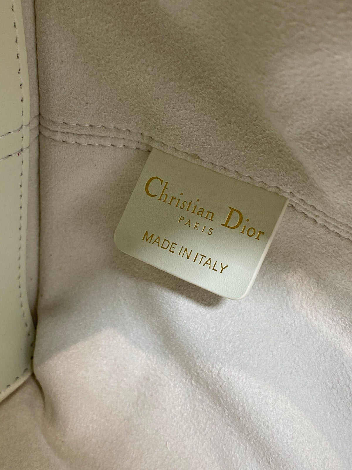 Small white ready-made. Take Toujours for travel. The oversized rhombus design is paired with classic letter accessories. It is very modern and fashionable. The structure of the bag is very soft. The calfskin material is full of high-end feeling. The