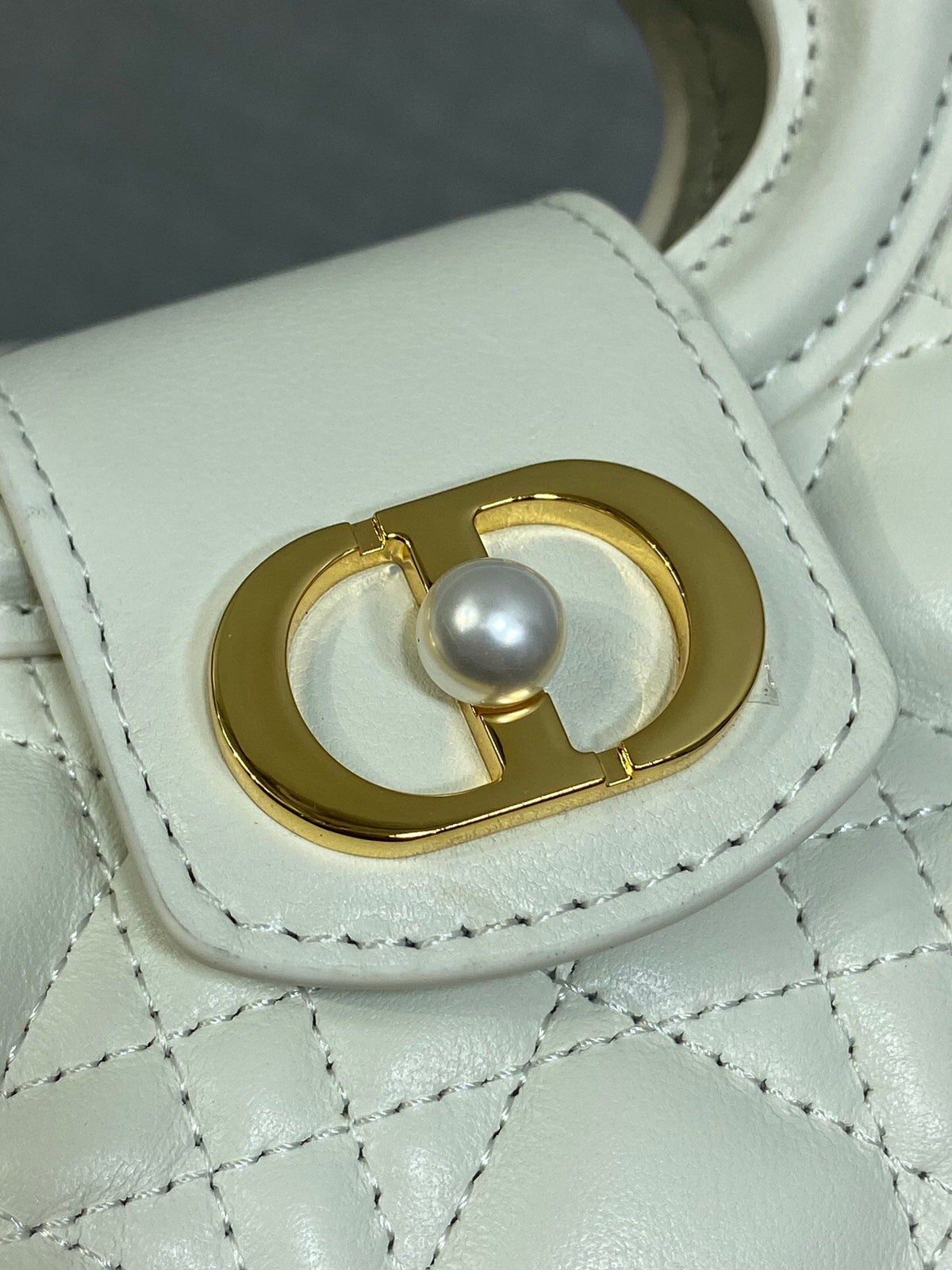 Jolie Top Handle Mini I have no resistance to this kind of exquisite small bag. Carrying a large bag is too tiring. I really like this compact model. It is small, but it can be stuffed with tissues when going out. The best thing is that it can be carried