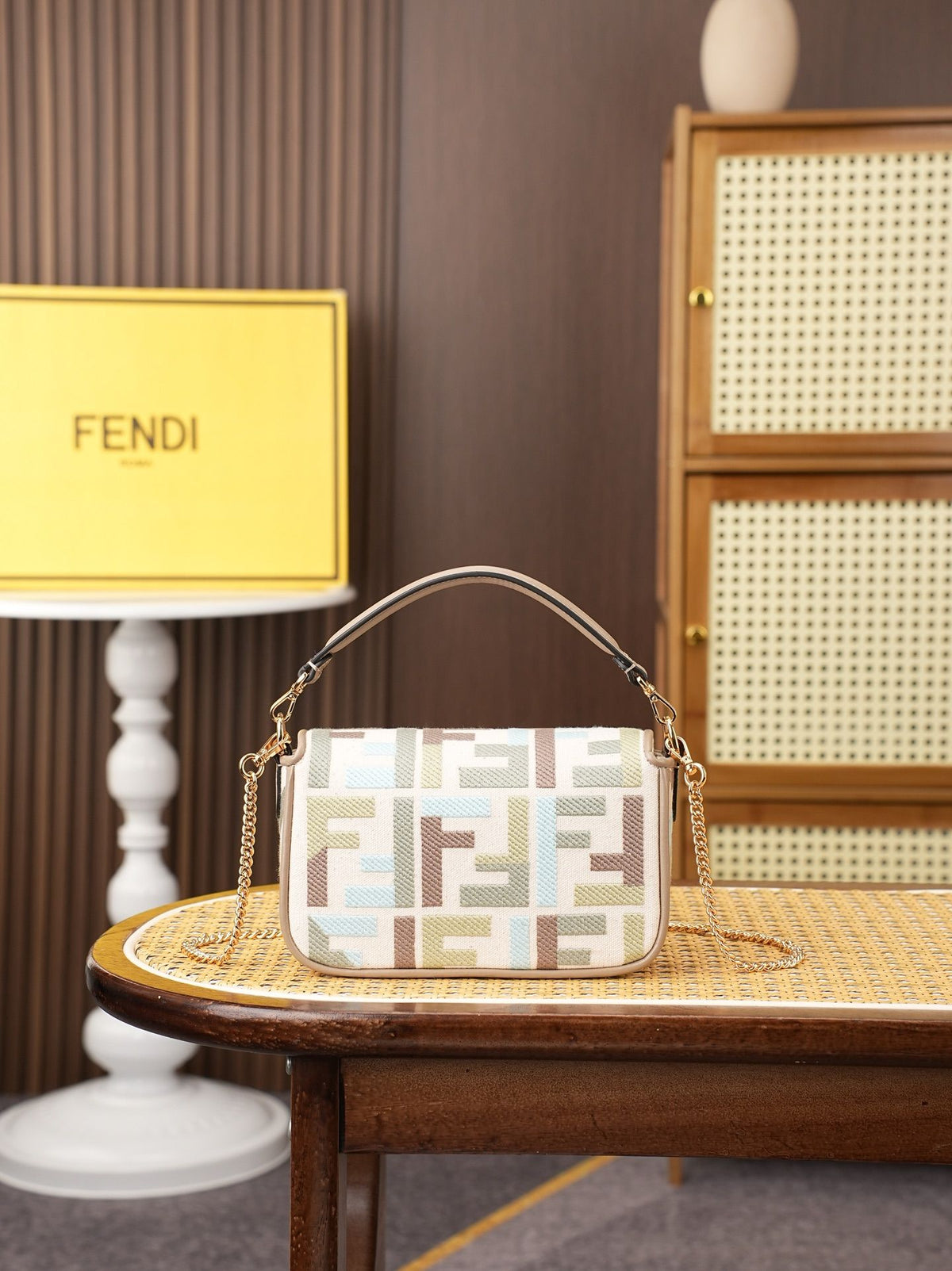 Model 6004, small size 20cm, FENDI's popular classic Baguette, crafted from high-quality canvas with advanced techniques. The entire bag features double FF three-dimensional embroidery, boasting an unparalleled texture. It comes with a detachable shoulder
