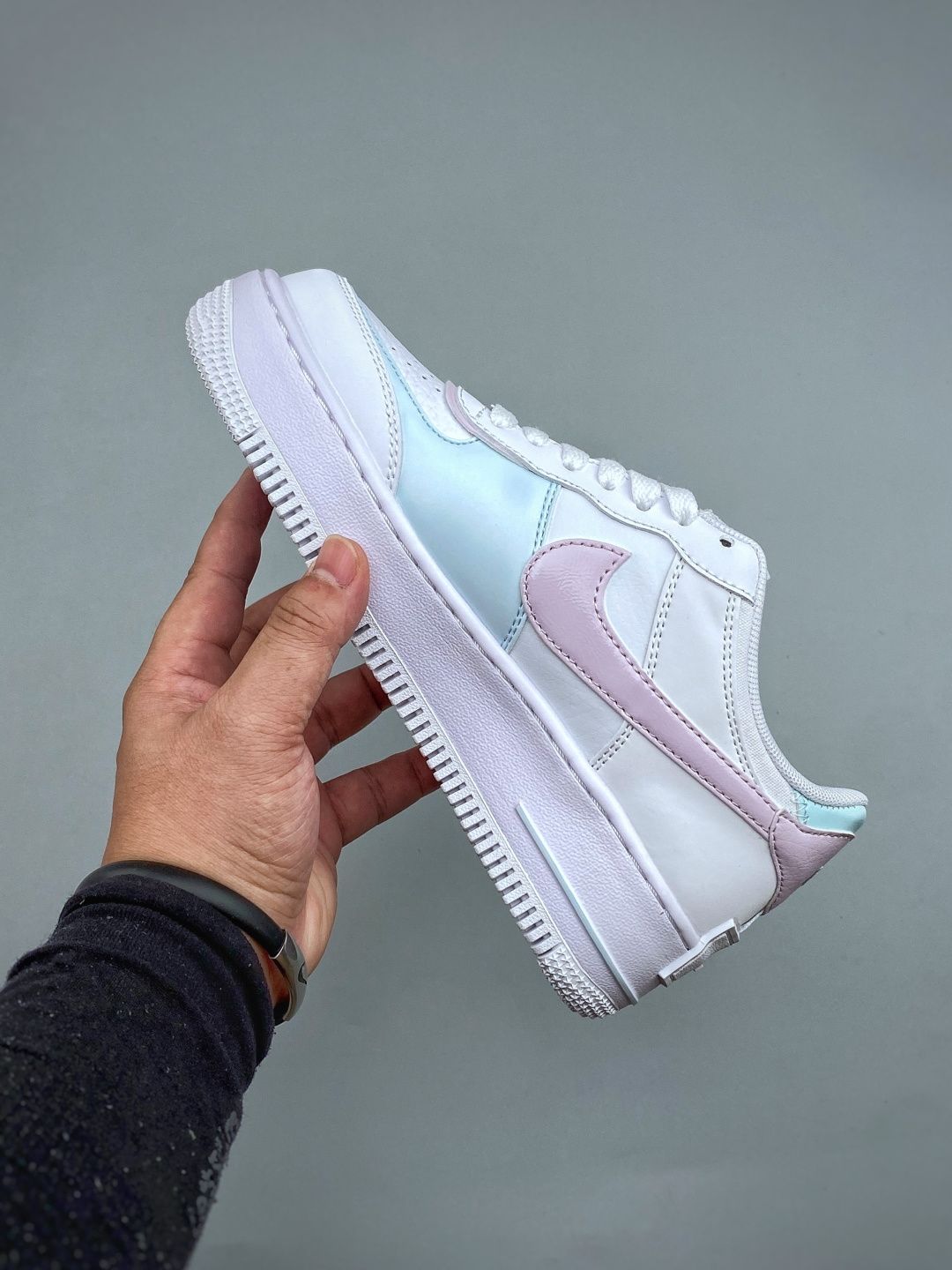 Support the launch of NIKE W AF1 SHADOW, a brand-new girly deconstructivist design. The Macaron Air Force 1 is a lightweight, height-increasing, low-top, versatile sneaker that injects playful elements into classic design. It features a layered structure