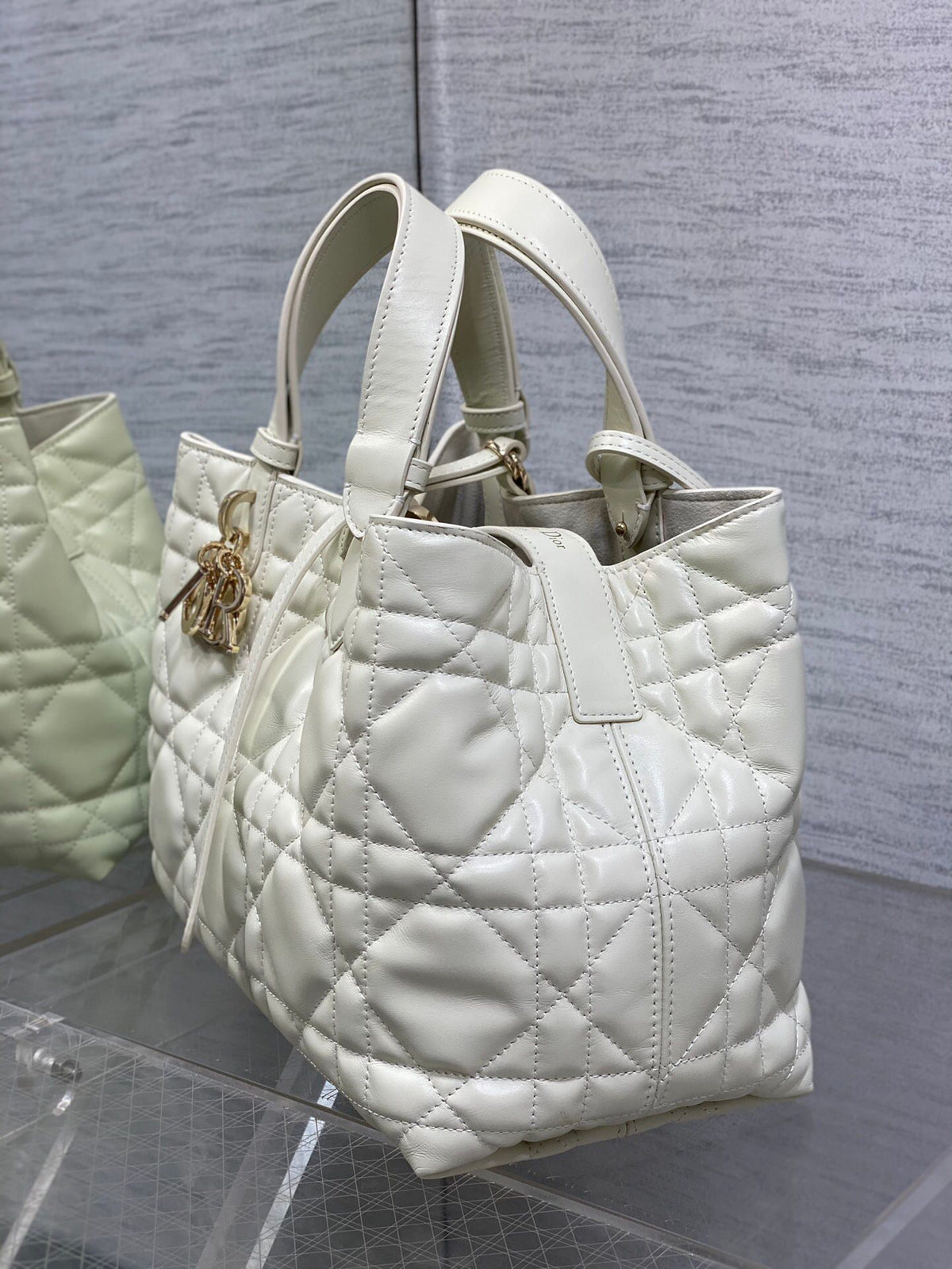 Medium white ready to go with Toujours for travel. Oversized rhombus design with classic letter accessories. Full of modern fashion. The structure of the bag is very soft. The calfskin material is full of high-end feel. The unique buckle can be folded