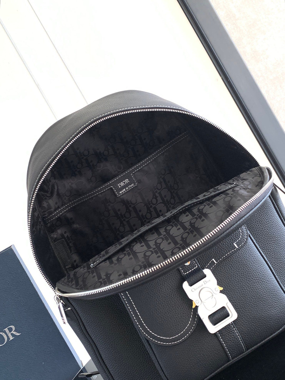 This saddle zippered shoulder bag is a new product in the 2024 winter series. It adopts a fashionable original design to highlight the saddle style. It is carefully made of black grained cow leather and decorated with contrasting topstitching. It is spaci