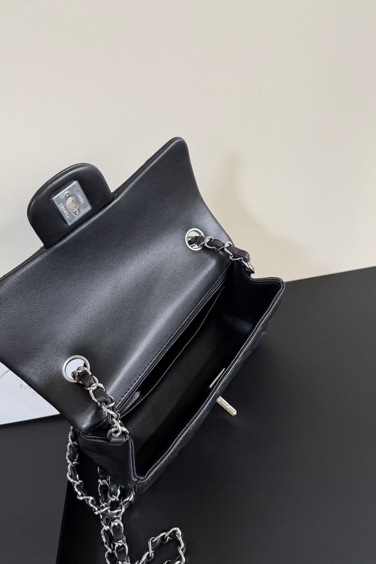 Upgraded version (full leather inside and outside) CF 20cm lambskin. Exclusive product in the market. Please see the pictures for leather details and workmanship. It is perfect. Welcome to compare. 116
