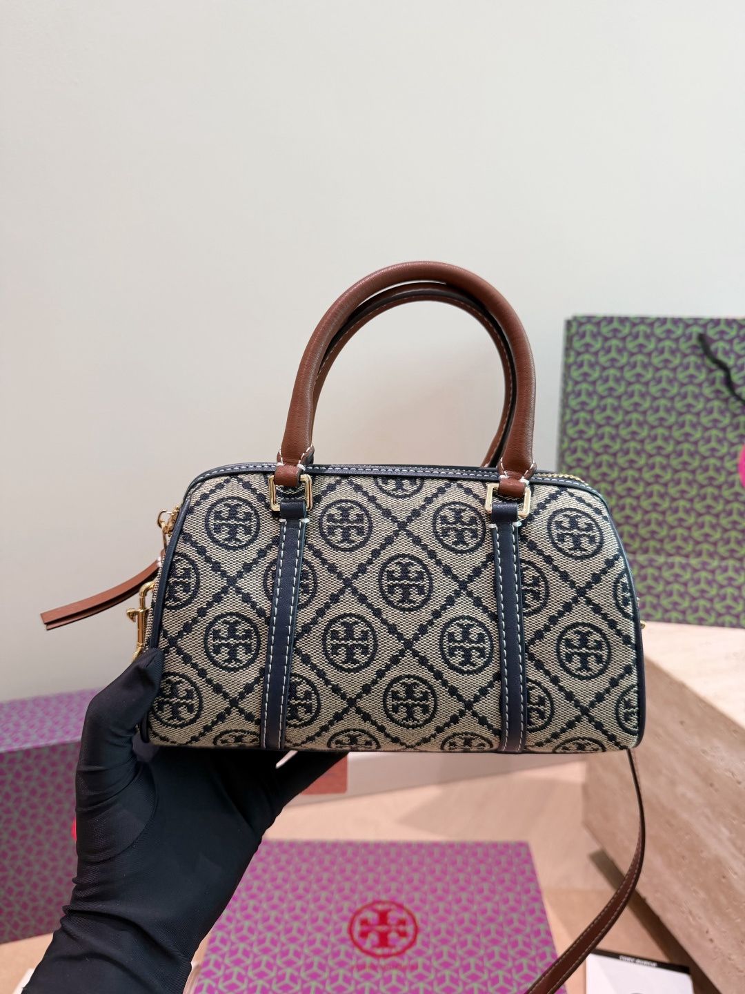 Folding gift box Tory Burch Tory Burch Tb, everyone's long-awaited Boston has finally arrived. It feels more like a small bowling bag and is also one of the hottest bag types this year. Compared with the old version, the contrasting color design is more