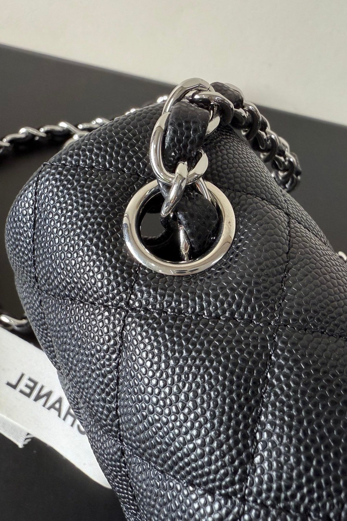 CF upgraded version of 116 Caviar "Classic Flap" classic flap bag. Customized calfskin from imported channels with fine ball grain. First-class calfskin caviar with both graininess, gloss and softness. Classic rhombus design and leather-pierced metal
