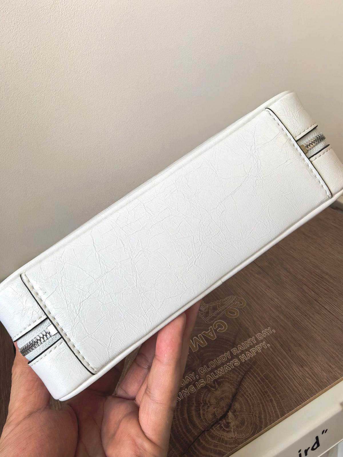 The TORY BURCH ROMY TEXTURED MINI BOX CROSSBODY Mini Bowling Bag Small square bag is versatile, round and shaped, portable, cross body, commuting and dating can carry leather, oil resistant wax cow leather itself is relatively wear-resistant, and it is