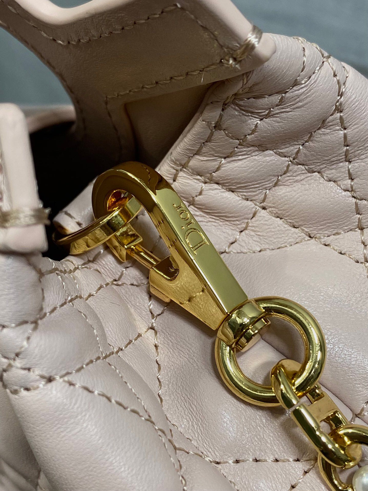 Jolie Top Handle Mini I have no resistance to this kind of exquisite small bag. Carrying a large bag is too tiring. I really like this compact model. It is small, but it can be stuffed with tissues when going out. The best thing is that it can be carried