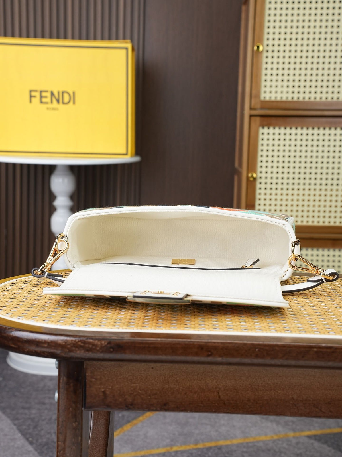 Model 18004, size 266.5 x 13.5 cm, top-grade original FENDI, popular classic Baguette. The raw material is made of high-quality canvas craftsmanship. The entire bag features double FF three-dimensional embroidery, with an unparalleled texture. It comes