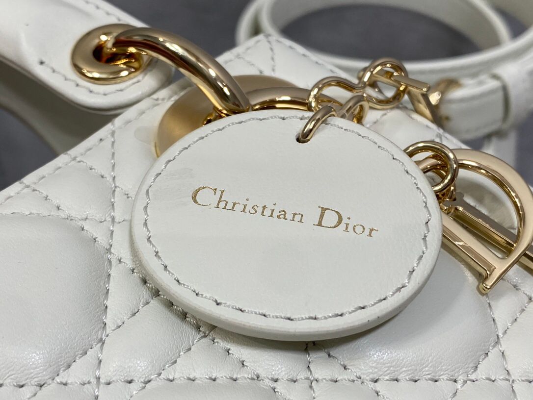White ready-made Classic Lady bag. A must-have three-compartment bag for everyone. Charming, elegant and full of aura. It is also full of femininity when carried cross-body. Classic fashion style. This beautiful bag is available on Instagram and many
