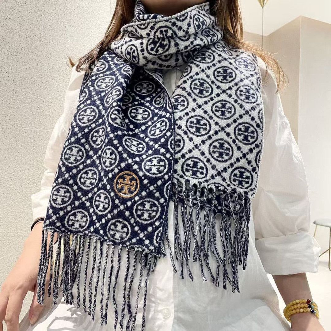 Synchronize TORY BURCH Long Scarf. It's lucky to have received this brand's products. It's really rare to see them. There are very few orders in China. The styles are really rare. The top luxury brand adheres to traditional craftsmanship and exudes a