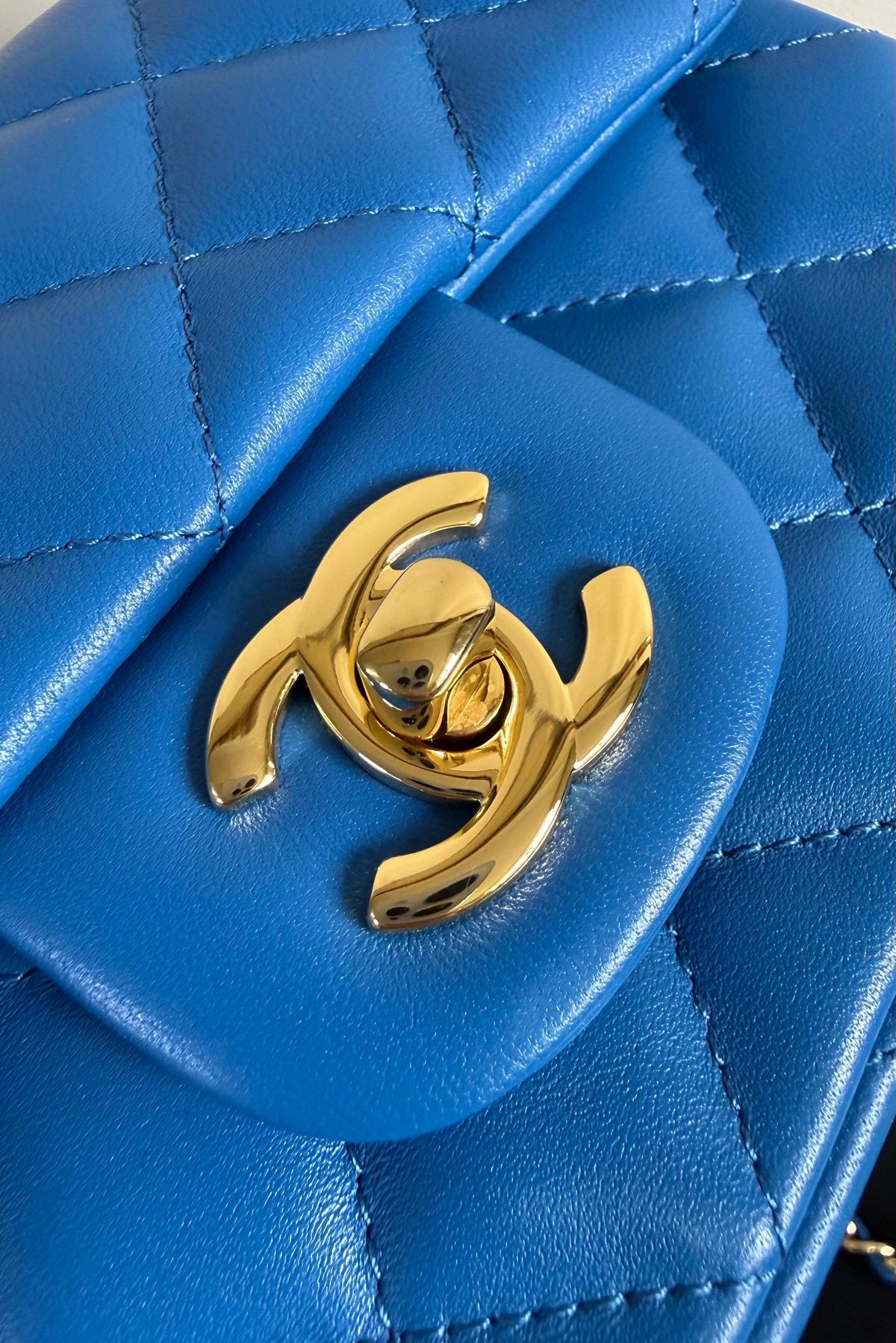 Electric Blue Classic Flap Classic Cf Square Fatty is back in stock. It is exquisite and durable. It is a timeless style that can be matched with anything.