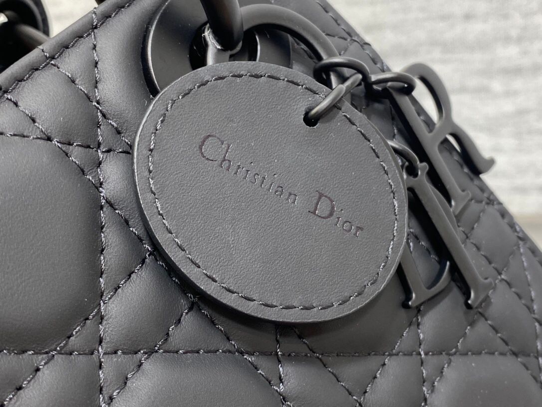 The three-compartment matte black ready-made cannage pattern matte calfskin flip-top Princess Diana bag is a must-have three-compartment small bag. It is charming, elegant and full of aura. It is also full of femininity when carried cross-body. Classic