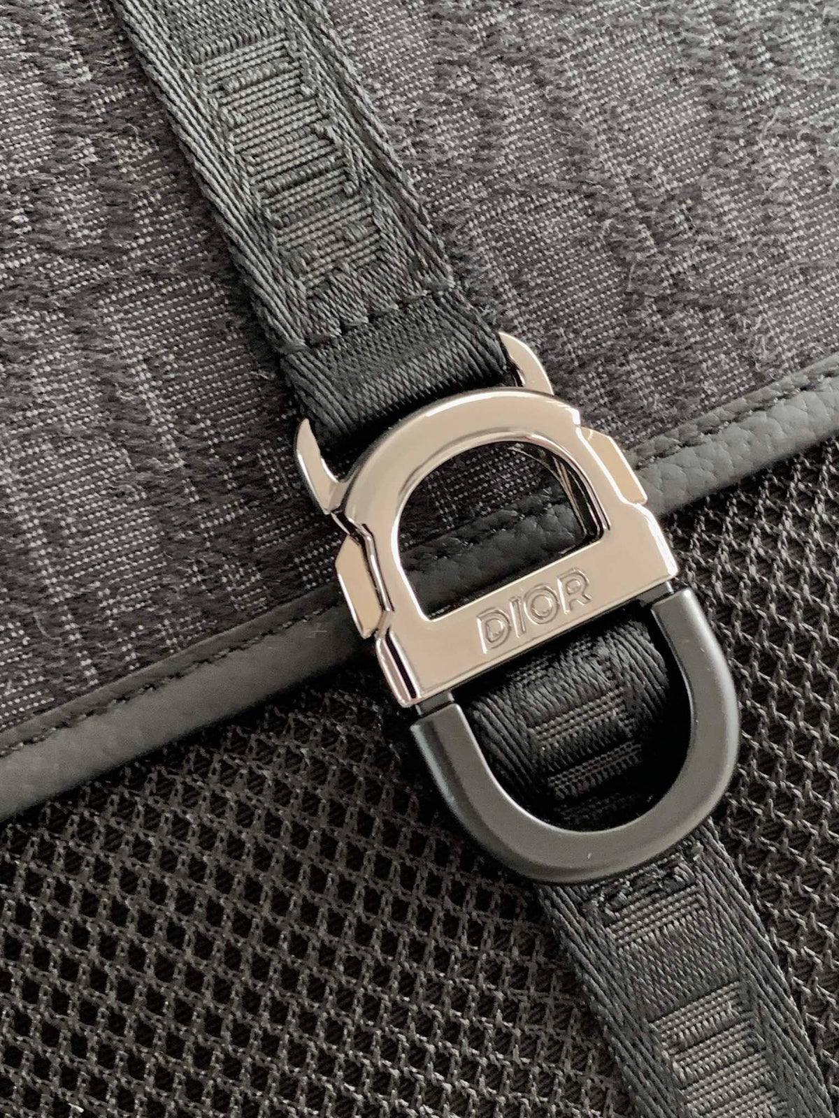 This Dior 8 backpack is a new addition to the Spring 2024 collection. The stylish and modern design adds a touch of elegance. Crafted with black Oblique print. Features a spacious main compartment that can store a variety of daily necessities. It has a