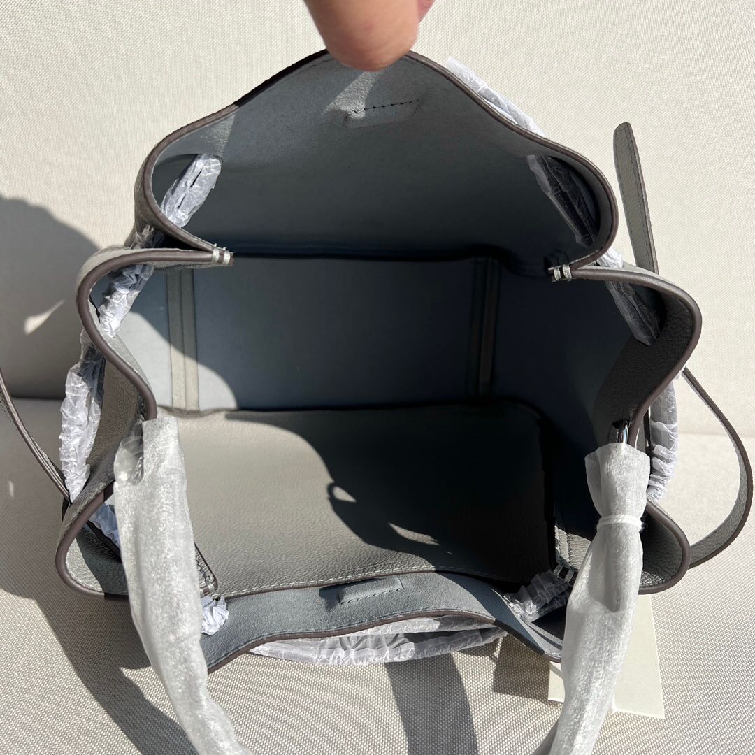 TB new ROMY bucket bag vegetable basket bag latest series carefully selected soft grain leather profile, clever top closure, rich texture. This bucket bag is suitable for daily travel, lightweight and flexible. The bag has spacious and thoughtful interior