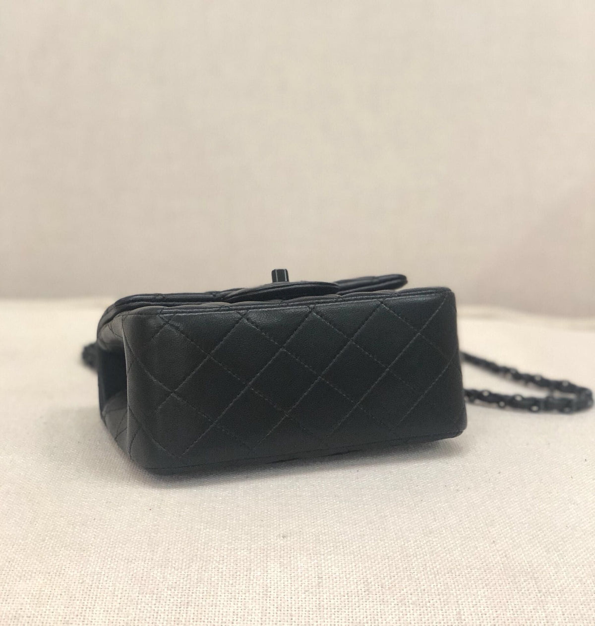 cm shipped, classic CF black gun hardware, classic full rhombus, imported sheepskin lining is also matching black lambskin, cool to the end, brand new upgraded version, super good leather, conscientious work, size 17cm p680