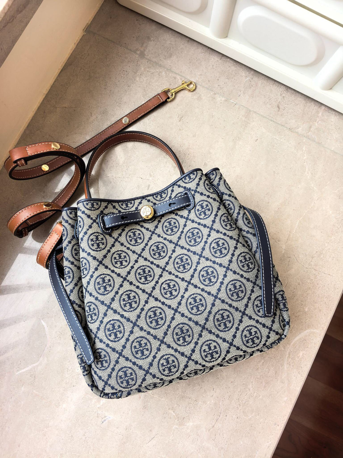 Number 923 Blue Flower Toryburch Brand New Drawstring Shopping Tote ROMY Handheld Crossbody Bucket Bag with Delicate and Thick Head Layer Leather Material and Soft Waist Contour. It is the ultimate daily handbag with light weight and spacious interior